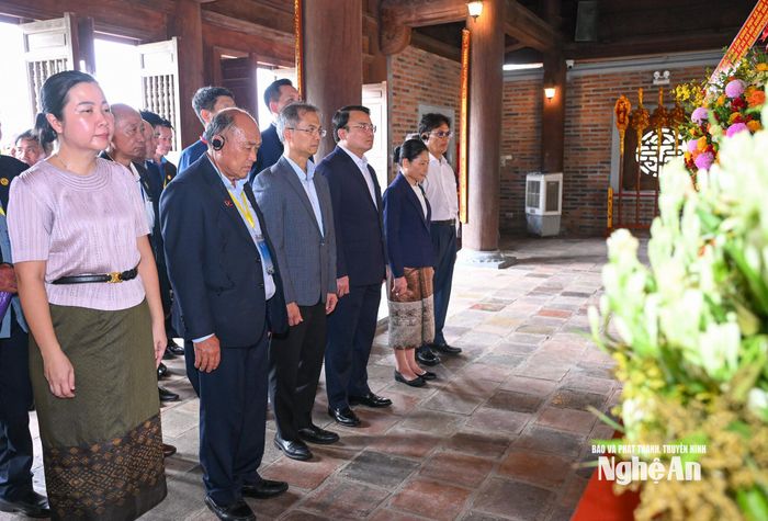 Đoàn đại biểu dâng hoa, dâng hương tưởng niệm gia tiên Chủ tịch Hồ Chí Minh tại đền Chung Sơn. Ảnh: Thành Cường