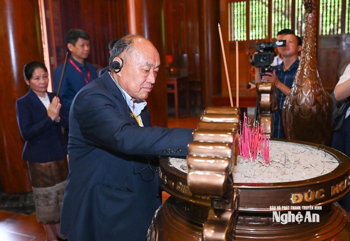 Tiến sĩ Leeber Leebouapao - Ủy viên Ban Chấp hành Trung ương Đảng Nhân dân Cách mạng Lào, Chủ tịch Viện Khoa học Kinh tế và Xã hội Quốc gia Lào dâng hương tưởng niệm Chủ tịch Hồ Chí Minh. Ảnh: Thành Cường