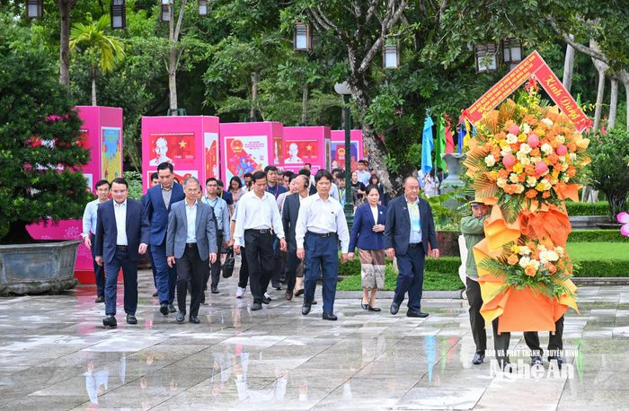 Đoàn đại biểu dâng hoa, dâng hương tưởng niệm Chủ tịch Hồ Chí Minh tại Khu Di tích Quốc gia đặc biệt Kim Liên. Ảnh: Thành Cường