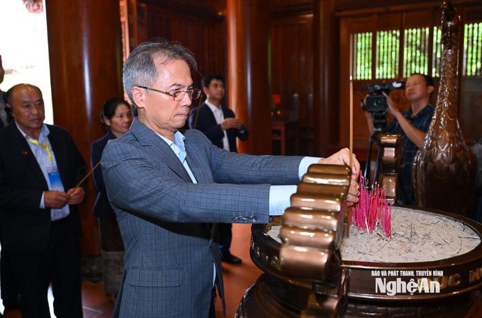 Đồng chí Đặng Xuân Thanh - Phó Chủ tịch Viện Hàn lâm Khoa học Xã hội Việt Nam dâng hương tưởng niệm Chủ tịch Hồ Chí Minh. Ảnh: Thành Cường