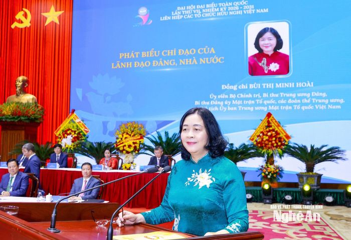 Đồng chí Bùi Thị Minh Hoài - Ủy viên Bộ Chính trị, Bí thư Trung ương Đảng, Bí thư Đảng ủy MTTQ, các đoàn thể Trung ương, Chủ tịch Ủy ban Trung ương MTTQ Việt Nam phát biểu chỉ đạo đại hội. Ảnh: TL