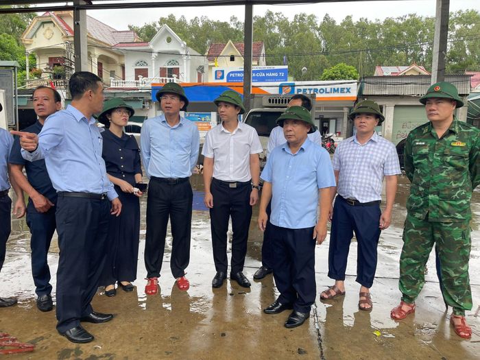 Phó Chủ tịch UBND tỉnh Nguyễn Văn Đệ kiểm tra cảng cá Lạch Quèn. Ảnh: Thúy Vinh