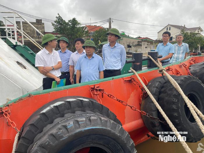 Phó Chủ tịch UBND tỉnh kiểm tra tàu kiểm ngư tại cảng Cửa Lò. Ảnh: Thúy Vinh