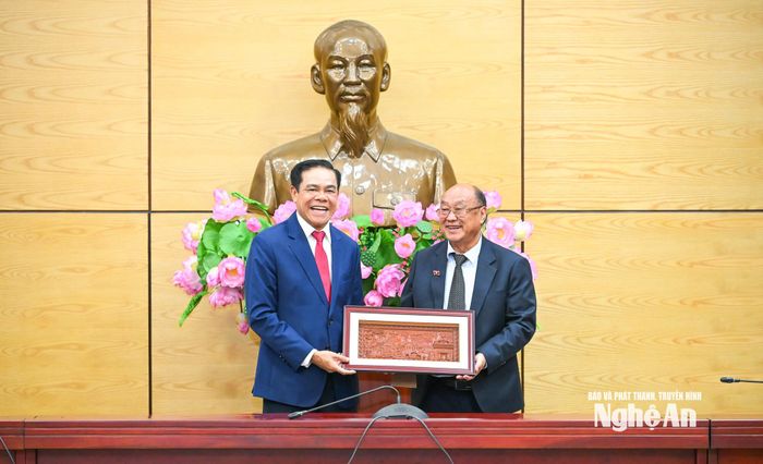 TS. Leeber Leebouapao - Chủ tịch Viện Khoa học kinh tế xã hội Quốc gia Lào tặng quà lưu niệm đến Chủ tịch UBND tỉnh Võ Trọng Hải. Ảnh: Thành Cường