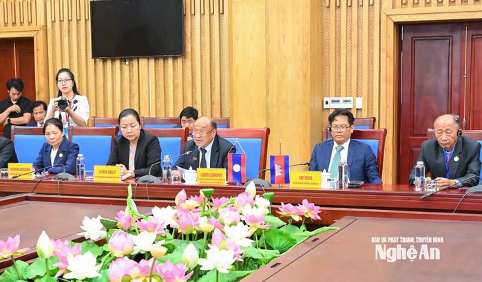 Đoàn đại biểu Viện Khoa học Kinh tế và Xã hội Quốc gia Lào và Viện Hàn lâm Hoàng gia Campuchia tham dự buổi làm việc. Ảnh: Thành Cường