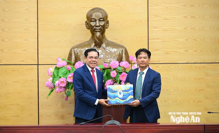 Chủ tịch UBND tỉnh Võ Trọng Hải tặng Viện sĩ, TS. Sok Touch - Chủ tịch Viện Hàn lâm Hoàng gia Campuchia quà lưu niệm. Ảnh: Thành Cường