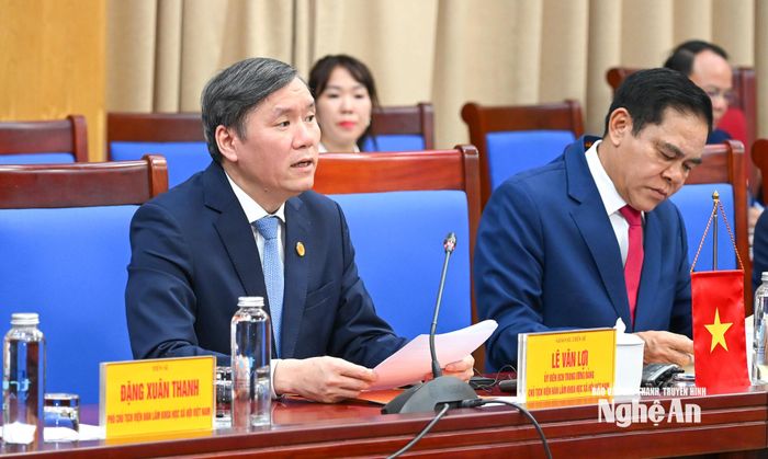 GS.TS Lê Văn Lợi - Chủ tịch Viện Hàn lâm Khoa học xã hội Việt Nam phát biểu tại buổi làm việc. Ảnh: Thành Cường