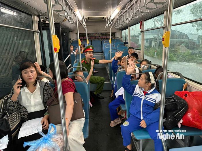Chính quyền xã Quỳnh Tam hỗ trợ xe đưa đón để đón học sinh ở điểm trường lẻ Tiến Sơn đến trường. Ảnh: PV