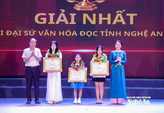 Trao 3 giải Nhất cho các học sinh: Nguyễn Thị Thảo An (Trường Tiểu học Vinh Hưng 1, phường Vinh Hưng), Trần Linh Chi (Trường THCS Thành Vinh 2, phường Thành Vinh), Thái Bình Thảo Nguyên (Trường THPT Hà Huy Tập). Ảnh: Minh Quân