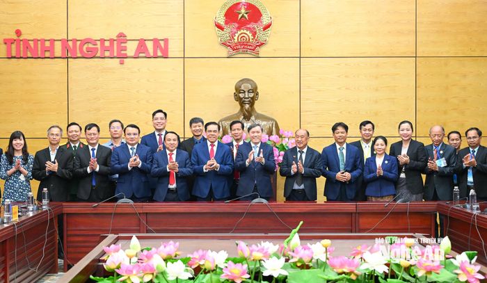 Lãnh đạo tỉnh Nghệ An chụp ảnh lưu niệm cùng đoàn đại biểu Viện Khoa học Lào, Campuchia và Việt Nam. Ảnh: Thành Cường