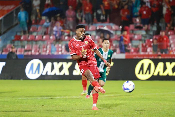 Atshimene đá hỏng penalty ở phút thứ 7. Ảnh HLHT FC.