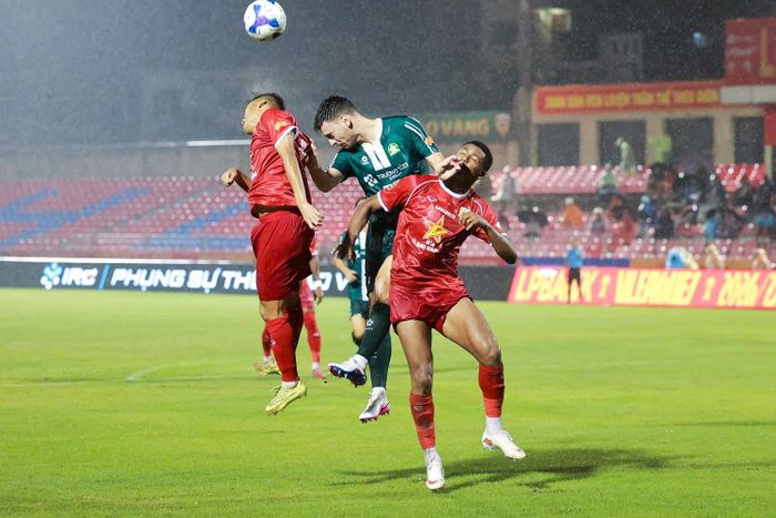 Cơn mưa lớn ảnh hưởng đến lối chơi của cả hai đội. Ảnh HLHT FC.