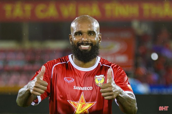 Luiz Antonio ghi bàn mở tỷ số cho HLHT. Ảnh Đình Nhất.