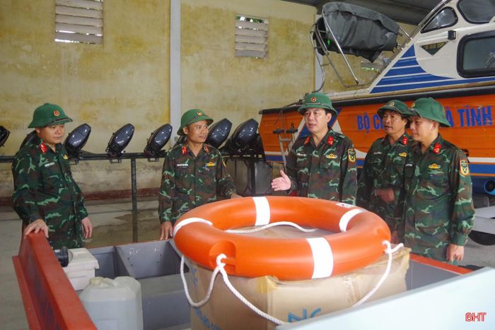 Bộ CHQS tỉnh đã chỉ đạo các đơn vị chuẩn bị đầy đủ về nhân lực, phương tiện (xuồng máy, phao cứu sinh) phục vụ công tác phòng, chống thiên tai - tìm kiếm cứu nạn. Ảnh: Văn Đức/Bộ CHQS tỉnh.