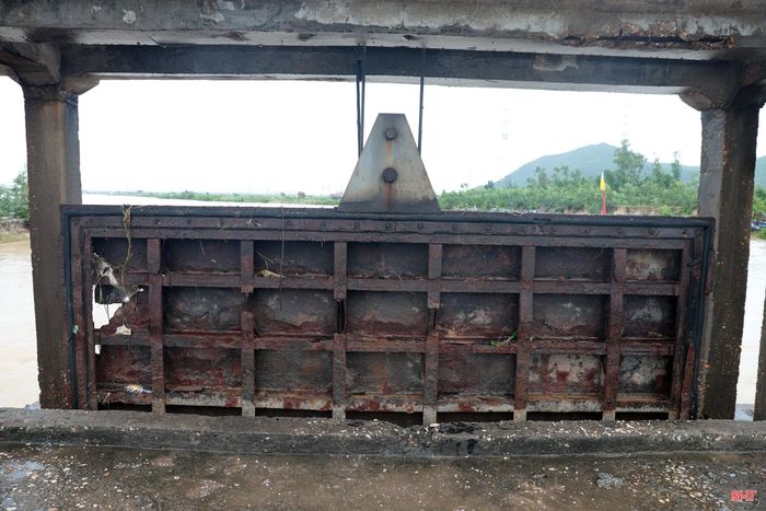 Cống Tây Yên xuống cấp, hư hỏng nặng nhưng chậm được khắc phục, sửa chữa.