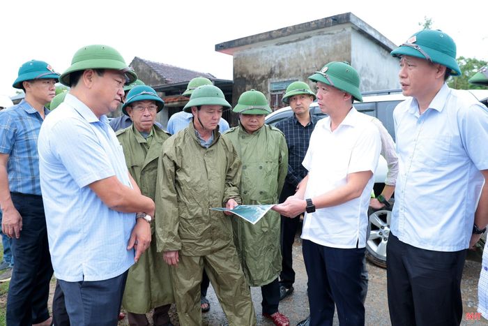  Chủ tịch UBND tỉnh Phan Thiên Định cùng đoàn công tác kiểm tra tại tổ dân phố Cảnh Trường, phường Vũng Áng. 