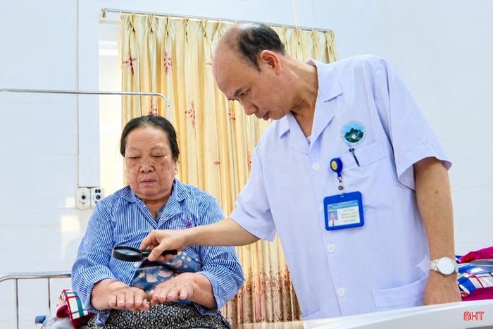 Bác sĩ Bệnh viện Đa khoa tỉnh Hà Tĩnh trao đổi với người bệnh về các nguy cơ khi tự điều trị bệnh lý da liễu theo hướng dẫn trên mạng.