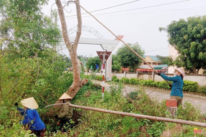 Người dân thôn Quang Lộc phát quang cây cối, khơi thông các tuyến đường, chủ động ứng phó với mùa mưa bão.