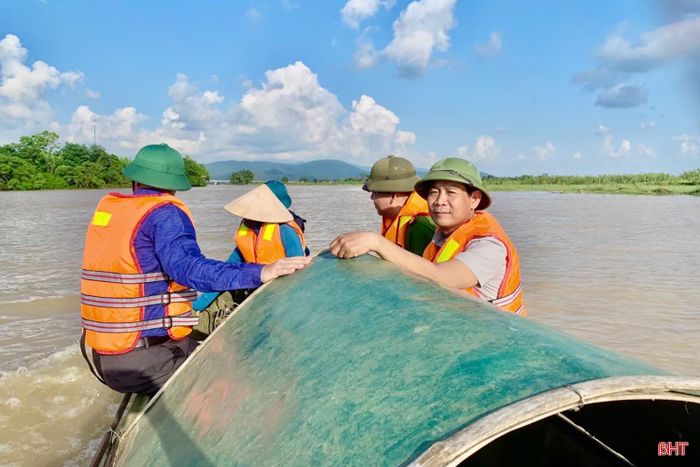Cán bộ xã Đức Quang kiểm tra các khu dân cư, nắm tình hình tại những vị trí xung yếu, có nguy cơ ngập lụt trước mỗi đợt mưa lớn.