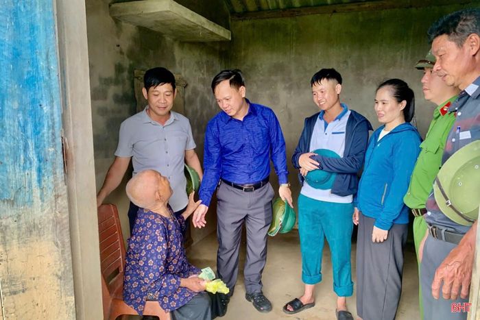 Chính quyền địa phương thăm hỏi, động viên người dân chủ động chuẩn bị phương án, sẵn sàng di dời khi có tình huống xảy ra.
