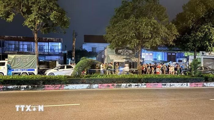 Lực lượng chức năng phong tỏa khu vực đầu hẻm thuộc đường Võ Thị Sáu, khu vực ấp Tân Hội, gần Trường Trung học phổ thông Dương Bạch Mai, xã Phước Hải, TP Hồ Chí Minh, để khám nghiệm hiện trường và điều tra vụ án mạng tối 13/9. (Ảnh: Huỳnh Sơn/TTXVN)
