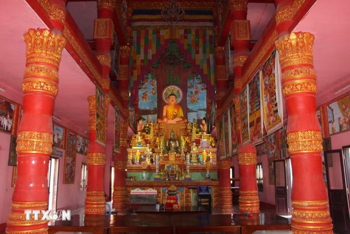 Bên trong chánh điện chùa Ghositaram. (Ảnh: Chanh Đa/TTXVN)