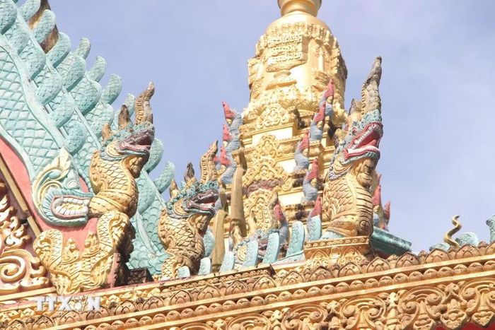 Hình tượng rắn Naga trên mái chánh điện chùa Ghositaram. (Ảnh: Chanh Đa/TTXVN)