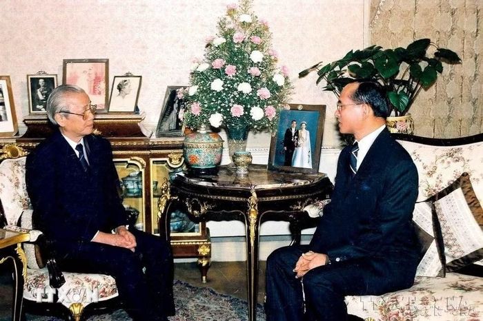 Quốc Vương Thái Lan Bhumibol Adulyadej tiếp Chủ tịch Hội đồng Bộ trưởng Võ Văn Kiệt thăm chính thức Thái Lan, ngày 28/10/1991, tại Thủ đô Bangkok. (Ảnh: Minh Đạo/TTXVN)