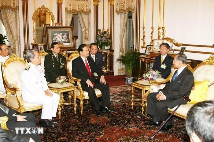 Thủ tướng Nguyễn Tấn Dũng hội kiến Quốc vương Thái Lan Bhumibol Adulyadej trong chuyến thăm chính thức Thái Lan (20/12/2006). (Ảnh: Đức Tám/TTXVN)