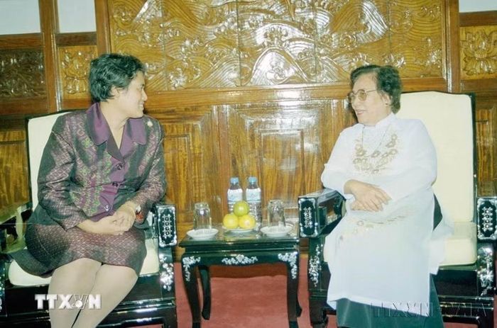 Phó Chủ tịch nước Nguyễn Thị Bình tiếp Công chúa Thái Lan Maha Chakri Sirindhorn thăm Việt Nam từ ngày 17 - 21/4/2000. (Ảnh: Tùng Lâm/TTXVN)