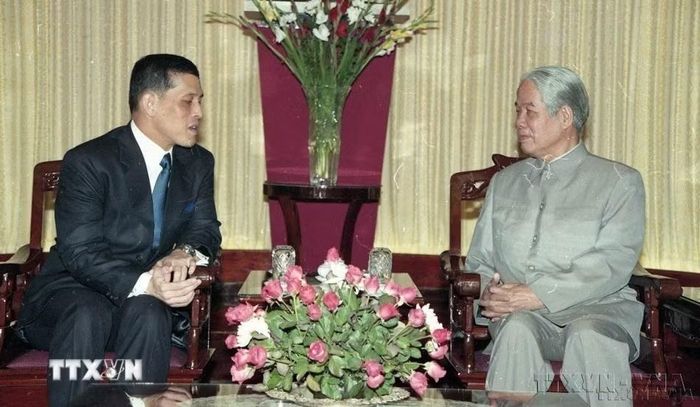 Thái tử Thái Lan Maha Vajiralongkorn đến chào Tổng Bí thư Đỗ Mười trong chuyến thăm Việt Nam (Hà Nội, 9/9/1997). (Ảnh: Nguyễn Khang/TTXVN)
