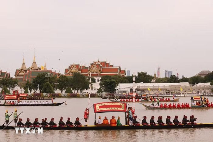 Đoàn rước thuyền Hoàng gia trên Sông Chao Phraya kỷ niệm 72 năm sinh nhật Quốc vương Thái Lan (Bangkok, 27/10/2024). (Ảnh: Đỗ Sinh/TTXVN)