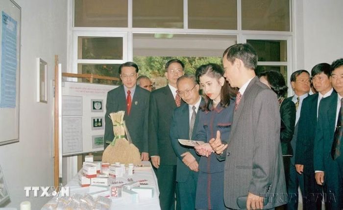 Công chúa Thái Lan Chulabhorn Walailak thăm Trung tâm Khoa học Tự nhiên và Công nghệ Quốc gia, nhân chuyến thăm Việt Nam, ngày 10/11/1998. (Ảnh: Thu Hoài/TTXVN)