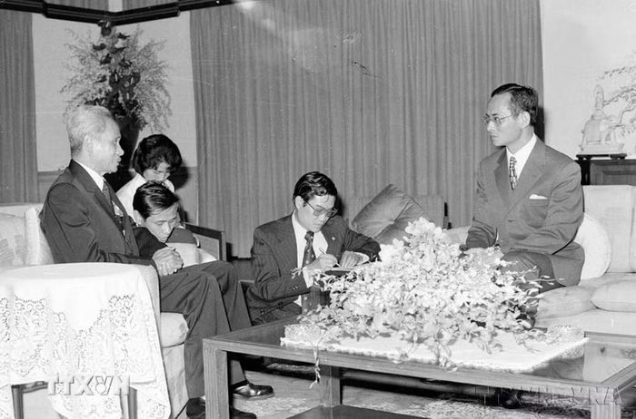 Quốc vương Bhumibol Adulyadej của Vương quốc Thái Lan tiếp đón Thủ tướng Phạm Văn Đồng trong chuyến thăm chính thức đến Thái Lan từ 6 - 10/9/1978, chuyến thăm chính thức đầu tiên của lãnh đạo cấp cao Việt Nam kể từ khi hai nước thiết lập quan hệ ngoại giao. (Ảnh: TTXVN)