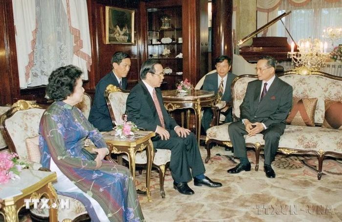 Nhà vua Thái Lan Bhumibol Adulyadej tiếp Chủ tịch nước Trần Đức Lương (Bangkok, 6/10/1998). (Ảnh: Trọng Nghiệp/TTXVN)
