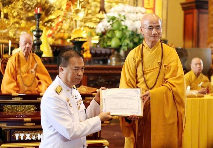 Ông Vijavat Isarabhakdi (trái), Thứ trưởng Ngoại giao Thái Lan tác bạch cúng dường dâng y Kathina lên các chư tôn đức giáo phẩm Giáo hội Phật giáo Việt Nam (1/11/2025). (Ảnh: TTXVN phát)