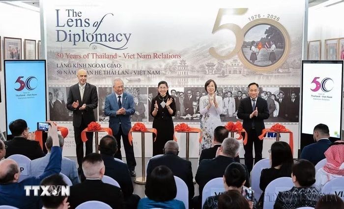 Sáng 24/7/2026, tại Bảo tàng Mỹ thuật Việt Nam (Hà Nội), Đại sứ quán Vương quốc Thái Lan tại Việt Nam phối hợp với Thông tấn xã Việt Nam tổ chức khai mạc Triển lãm ảnh "Lăng kính ngoại giao: 50 năm quan hệ Thái Lan – Việt Nam". (Ảnh: Lê Đông/TTXVN)