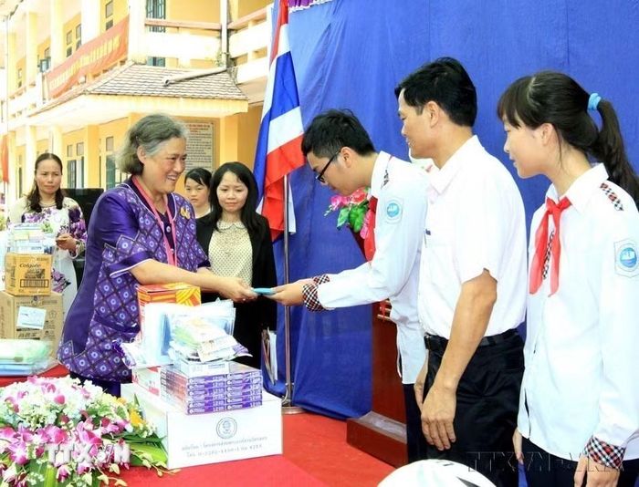 Công chúa Hoàng gia Thái Lan Maha Chakri Sirindhorn tặng quà cho học sinh trường tiểu học Ninh Mỹ, huyện Hoa Lư (Ninh Bình, 8/5/2015). (Ảnh: An Đăng/TTXVN)