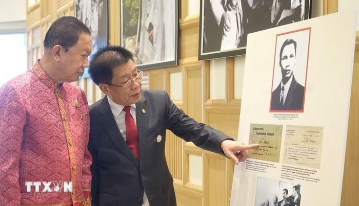 Ông Sanan Agubolkul (trái), Chủ tịch Hội hữu nghị Thái Lan - Việt Nam và ông Hồ Văn Lâm, Chủ tịch Hiệp hội doanh nhân Thái - Việt toàn Thái Lan tham quan Triển lãm “Hồ Chí Minh - Biểu tượng thời đại: Cầu nối hữu nghị Việt Nam - Thái Lan” (Udon Thani, 8/2025). (Ảnh: Đỗ Sinh/TTXVN)
