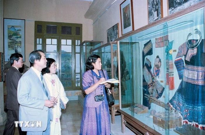 Công chúa Thái Lan Maha Chakri Sirindhorn tham quan Bảo tàng mỹ thuật Hà Nội (Hà Nội, 17/2/1993). (Ảnh: Minh Đạo/TTXVN)