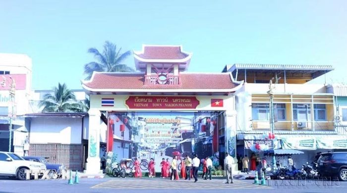 Cổng Phố văn hóa Thái Lan - Việt Nam nằm trên phố Nittayo, một tuyến đường lớn của tỉnh Nakhon Phanom (Thái Lan) chính thức khánh thành ngày 10/10/2024. (Ảnh: Huy Tiến/TTXVN)