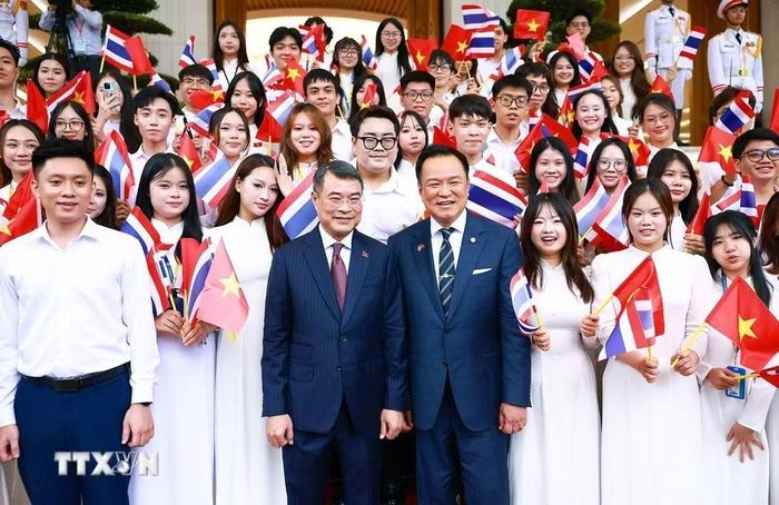 Thủ tướng Lê Minh Hưng và Thủ tướng Vương quốc Thái Lan Anutin Charnvirakul với sinh viên Việt Nam (Hà Nội, 8/6/2026). (Ảnh: Dương Giang/TTXVN)