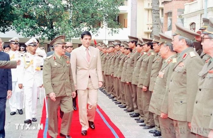 Thái tử Thái Lan Maha Vajiralongkorn thăm Bộ Quốc phòng Việt Nam, trong chuyến thăm cấp Nhà nước đến Việt Nam (1992) theo lời mời của Chủ tịch nước Lê Đức Anh. (Ảnh: Cao Phong/TTXVN)