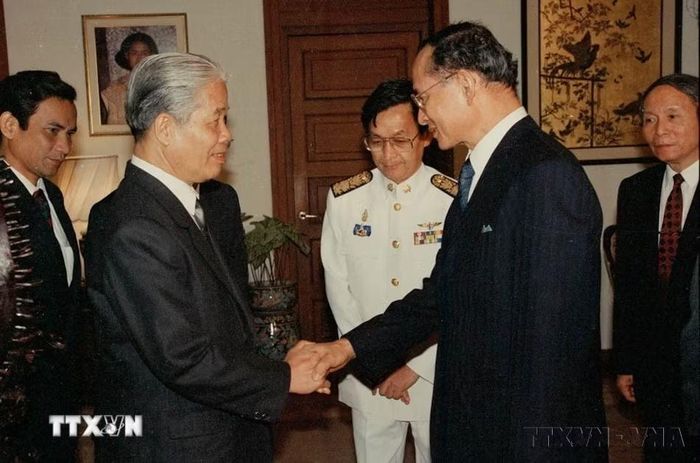Nhà vua Thái Lan Bhumibol Adulyadej tiếp Tổng Bí thư Đỗ Mười sang thăm chính thức Thái Lan từ ngày 15-18/10/1993. (Ảnh: Xuân Lâm/TTXVN)