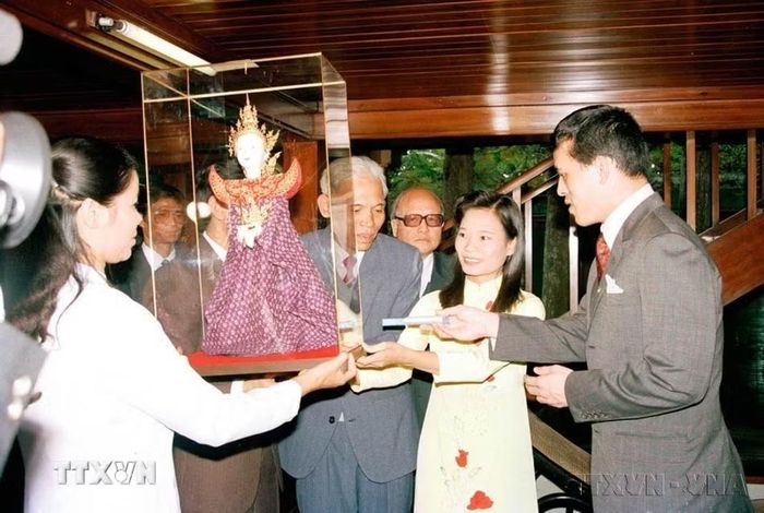 Thái tử Thái Lan Maha Vajiralongkorn tặng Viện Bảo tàng Hồ Chí Minh tượng thần Visnu (Hà Nội, 17/11/1992). (Ảnh: Cao Phong/TTXVN)