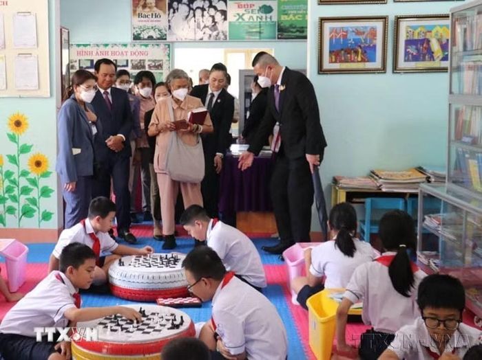 Công chúa Thái Lan Maha Chakri Sirindhorn đến thăm và làm việc tại trường Tiểu học Nguyễn Tất Thành, thành phố Đông Hà, nơi thực hiện dự án “Nâng cao chất lượng cuộc sống cho trẻ em và thiếu niên khu vực châu Á - Thái Bình Dương” do Quỹ công chúa tài trợ (Quảng Trị, 15/8/2024). (Ảnh: Thanh Thuỷ/TTXVN)