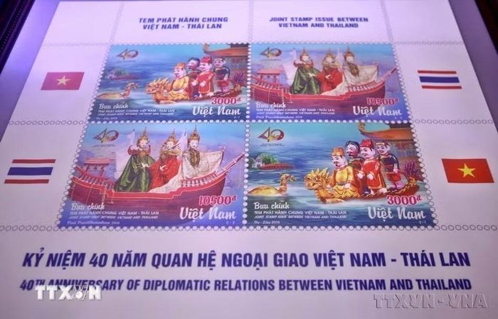 Nhân kỷ niệm 40 năm thiết lập quan hệ ngoại giao Việt Nam–Thái Lan (6/8/1976 – 6/8/2016), ngày 05/08/2016, tại Hà Nội, Bộ Thông tin và Truyền thông phối hợp với Tổng Công ty Bưu điện Việt Nam tổ chức lễ phát hành đặc biệt bộ tem “Tem phát hành chung Việt Nam – Thái Lan”. (Ảnh: Minh Quyết/TTXVN)