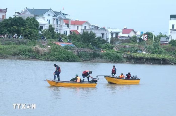 Đội Cứu hộ 116 phối hợp với lực lượng chức năng sử dụng ca nô để tìm kiếm các nạn nhân tại khu vực chân cầu Bo, phường Trà Lý, tỉnh Hưng Yên. (Ảnh: Đinh Văn Nhiều/TTXVN)
