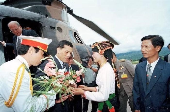 Ảnh từ trái qua phải: Thái tử Thái Lan Maha Vajiralongkorn thăm Bộ Quốc phòng Việt Nam, trong chuyến thăm cấp Nhà nước đến Việt Nam (1992) theo lời mời của Chủ tịch nước Lê Đức Anh; và Lãnh đạo tỉnh Lai Châu và thị xã Điện Biên đón Thái tử Thái Lan Maha Vajiralongkorn thăm tỉnh, tại sân bay Mường Thanh (1997). (Ảnh: TTXVN)