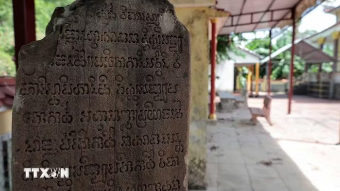 Những dòng chữ Phạn cổ trên tấm bia ký chứa đựng thông tin về quá trình hình thành Phật viện Đồng Dương vào năm 875. (Ảnh: Đỗ Trưởng/TTXVN)